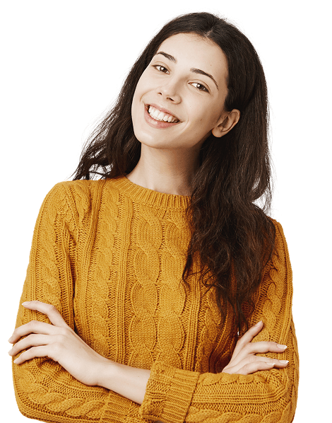 Muchacha sonriente cruzada de brazos